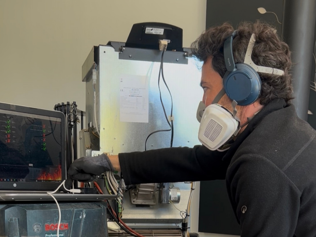 Technicien réalisant un diagnostic et un dépannage sur un poêle à granulés