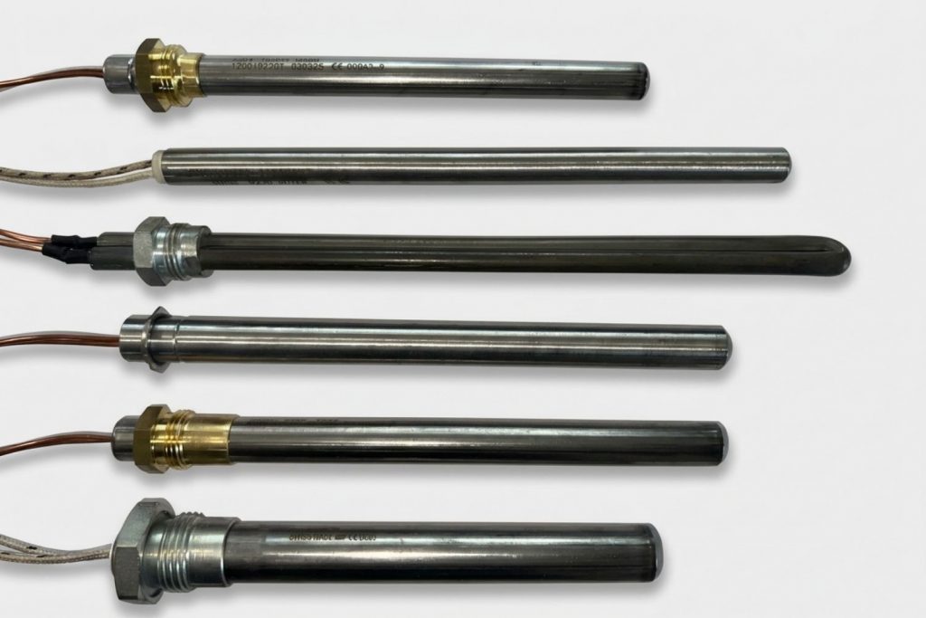 bougies d’allumage de poêle à granulés avec longueurs différentes sur fond gris
